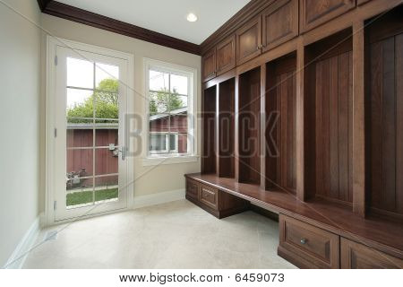 Mudroom ahşap dolap ile