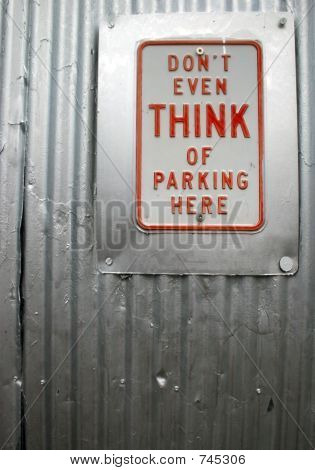 Non pensate neppure di parcheggio qui