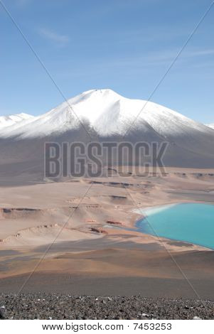 Karla kaplı volcano Licancabur Laguna verde, Atacama, chile adlı