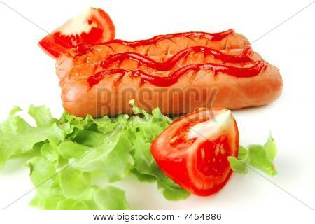 Linha de salsichas servidas com tomate