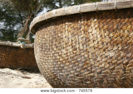 panier canne sur la plage de sable