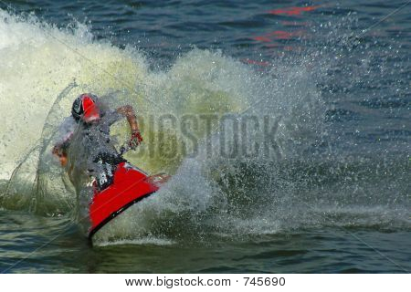 quelqu'un d'équitation un jetski entouré d'eau tombe