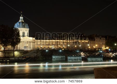 外立面的研究所的法国在晚上