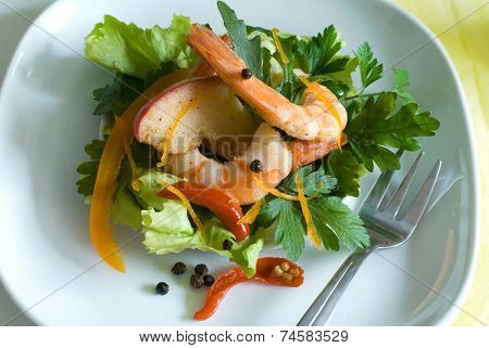 Prawn salad, with mixed greens, peppers and king-size shrimp
