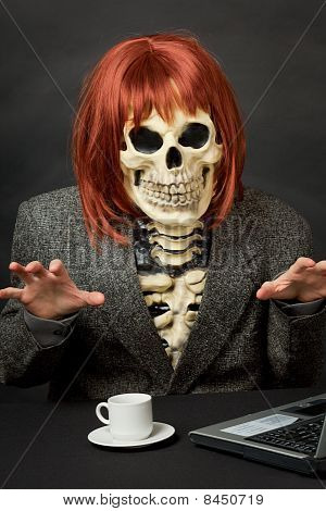 Amüsante Skelett mit roten Haaren - Halloween