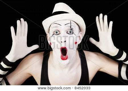 แบบ mime ในลายถุงมือและหมวกสีขาว