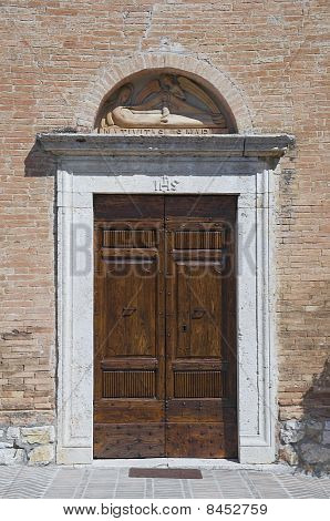 St. Maria del Serraglio portál Church. Corciano. Umbrie.