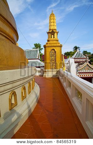 Gold    Temple   In   Bangkok