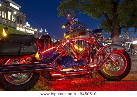 Moto cromo con luci personalizzate