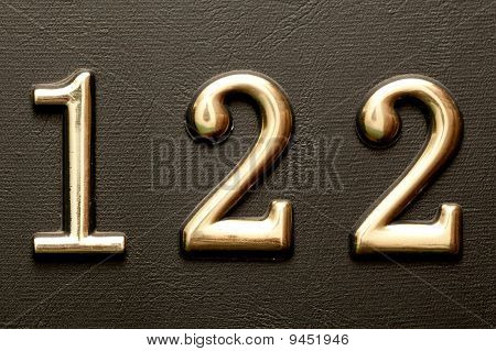 ทองเหลืองประตูเลข 122 บนพื้นหนังดำ