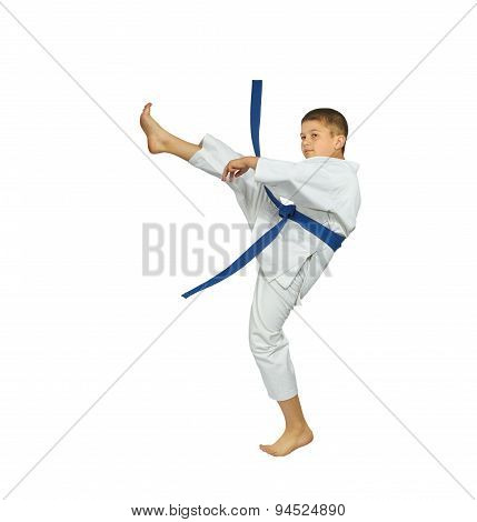 Little athlete is beating blow mae-geri