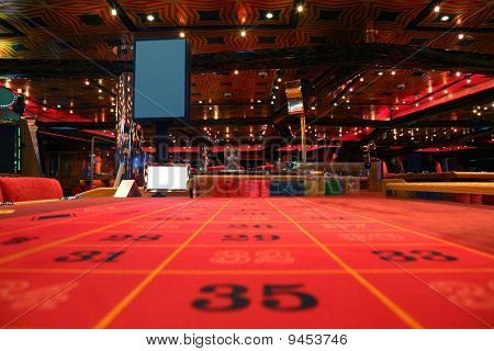 Zimmer In Casino mit roten Tabelle für Roulette-Spiel, Blick vom Tisch