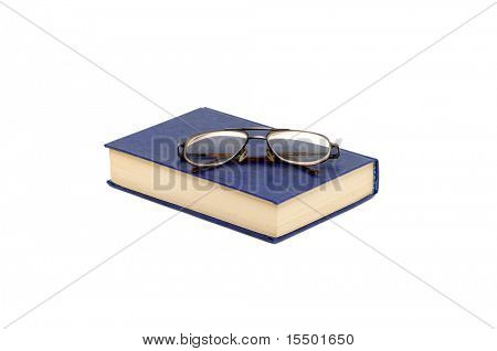 boek en glazen geïsoleerd op een witte achtergrond