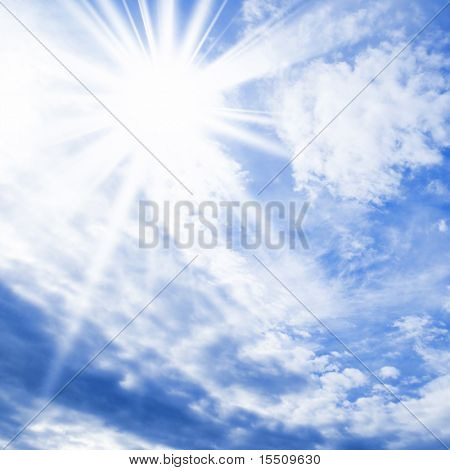 sole sul cielo blu