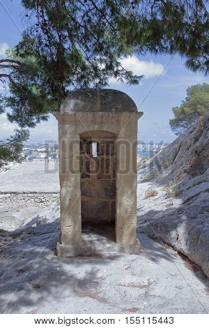 picture of an sentry box in santa barbara castle