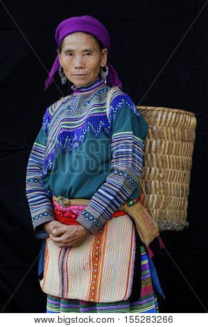 Sin Cheng, Vietnam, October 26, 2016 : Woman With A Bag In Front Of A Black Sheet. Hmong Women Of No