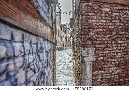 uno scorcio di una tipica calle veneziana