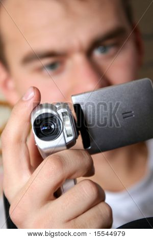 giovane uomo con la videocamera digitale