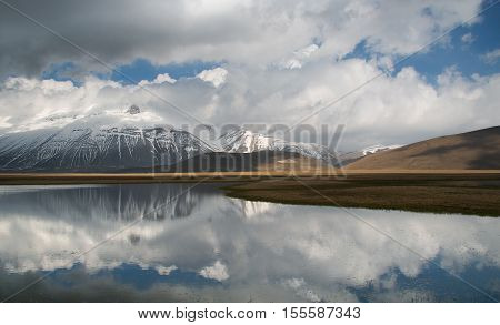 Vettore mountain reflect on the water in Umbria