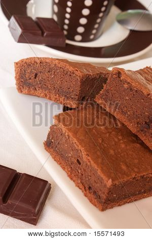 Torta al cioccolato con tazza di caffè