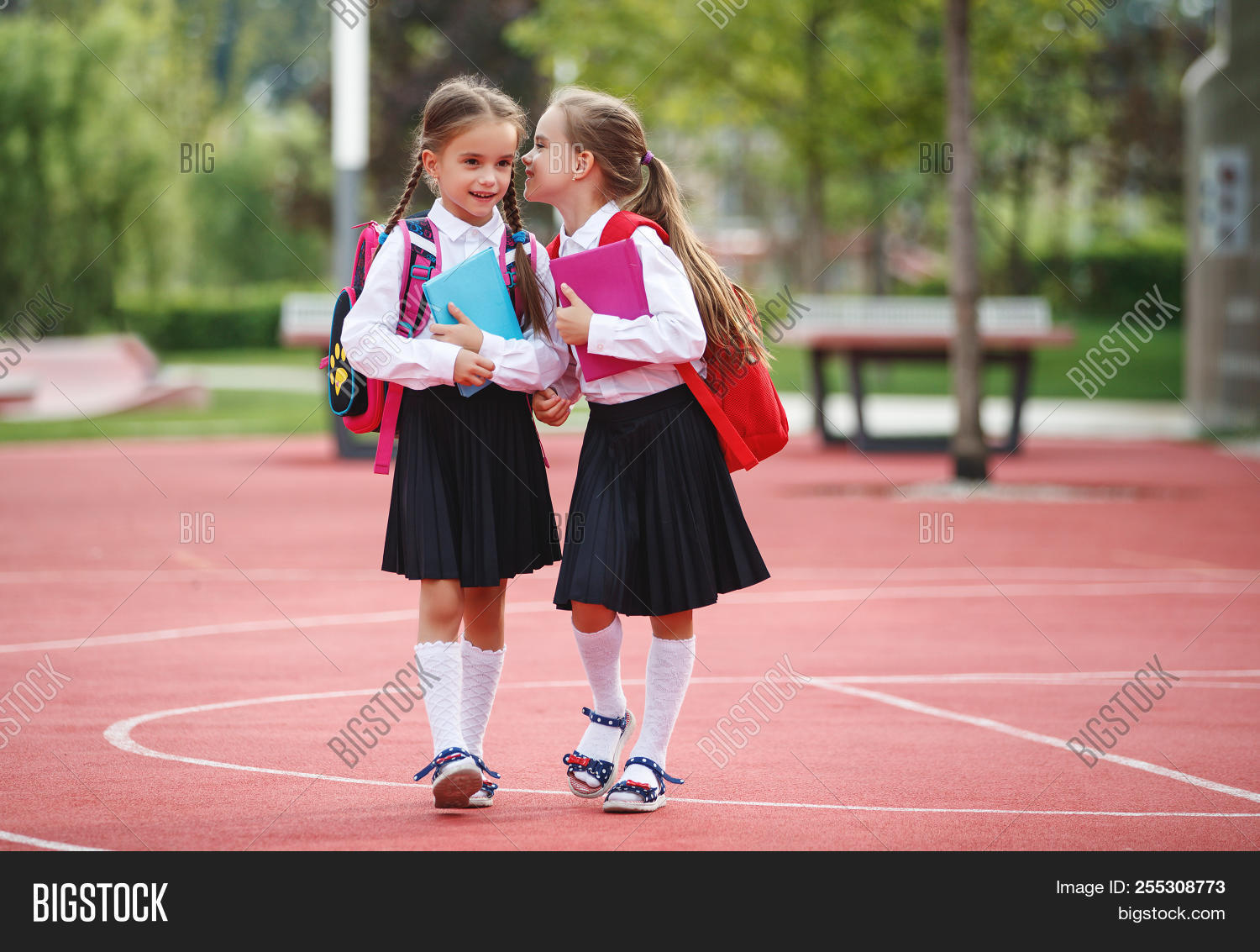 Back to school магазин. девчонки после школы летом. подросток вид спереди. девушка идет в школу. подруга заболела.