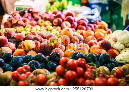 Fruit And Vegetable Market In Malta (peaches)