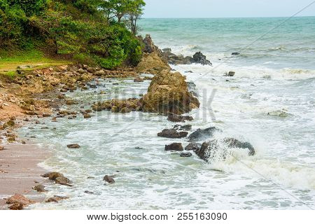 White Sea Waves Hit The Rocks Nateral Seascape