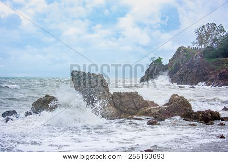White Sea Waves Hit The Rocks Nateral Seascape