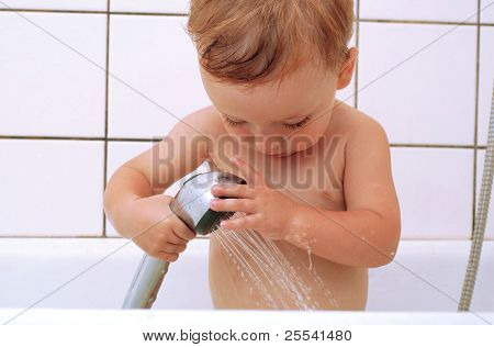 Vauva kylpee suihkussa