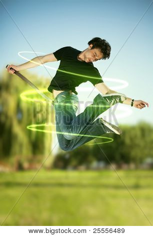 Springen Mann mit Energie-Balken, im freien
