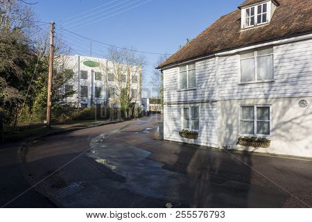 Chartham, Kent, Uk, 5th January 2018 - Chartham Paper Mills And Ancient Cottage In The Village Of Ch