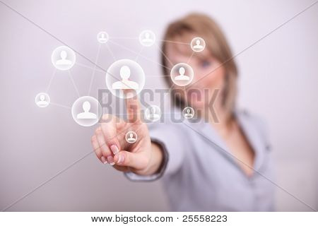 Frau sozialen net Taste mit einer hand
