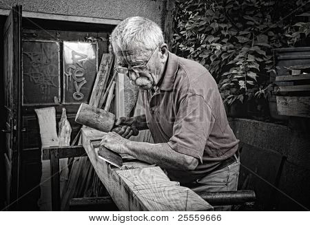 A bunkó, a chiesel, a vintage stílusú régi fafaragó