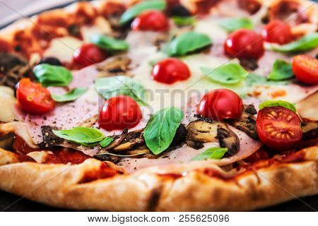 Pizza Mozzarella, Ham chiffonade and Sliced ??Mushrooms