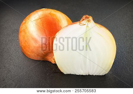Onions On Black Background / Background Picture Kitchen Tematica
