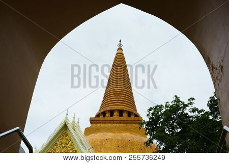 Phra Pathom Chedi (big Pagoda), Nakhon Pathom Province, Thailand. It Is Very Beautiful