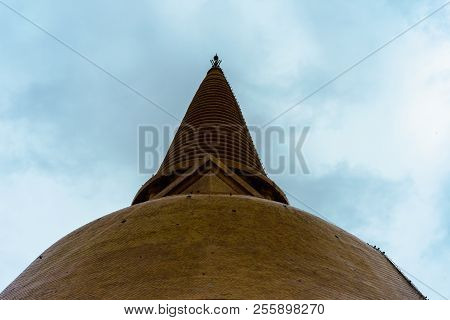 Phra Pathom Chedi (big Pagoda), Nakhon Pathom Province, Thailand. It Is Very Beautiful