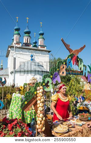 Selling Pies At The Regional Festival-fair Luk-luchok August 25, 2018 In The City Of Luh, Ivanovo Re