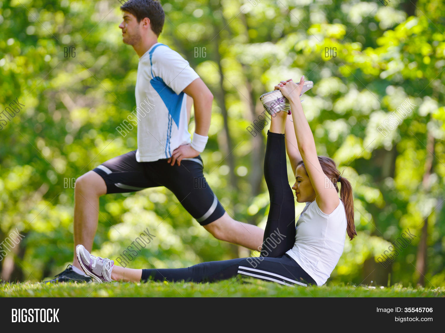 Нужно заниматься спортом каждый день. Физические упражнения. Спортивные люди. Здоровый образ жизни. Занятие спортом на природе.