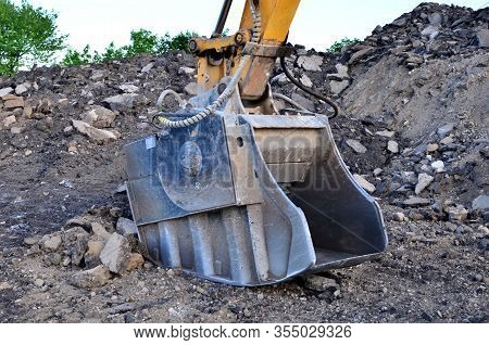 Crushing Bucket Of The Excavator For Crushing Concrete. Construction Waste Recycling For Constructio