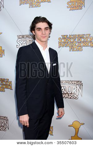 LOS ANGELES - JUL 26: RJ Mitte anländer på 2012 Saturn Awards på skeppsbrutna på 26 juli 2012 i B