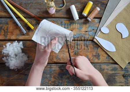 Making Felt Mouse. Sewing Toys With Your Own Hands. Diy Concept For Children. Handmade Crafts. Step 