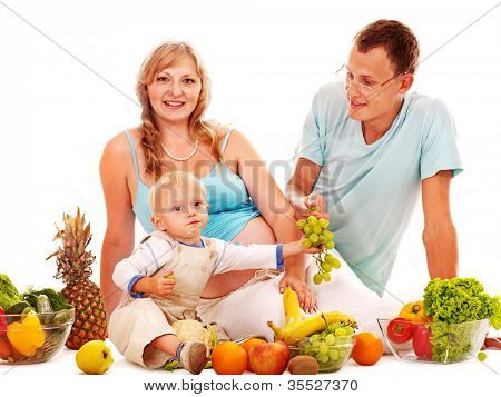 Famiglia con donna incinta e il bambino, preparare il cibo. Isolato.
