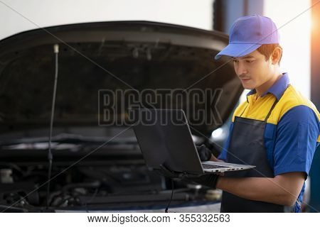 Car Repair Technicians Use Laptop Computers To Measure Engine Values For Analysis In Car Cervice Cen