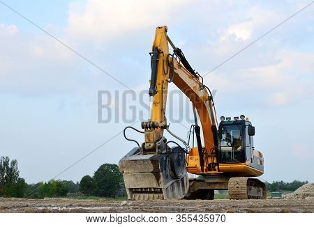 Excavator With Crusher Bucket For Crushing Concrete. Construction Waste Recycling For Construction M