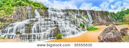 Vackra Pongour vattenfall i Vietnam. Panorama