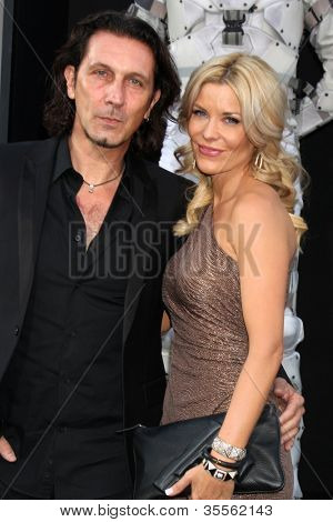 LOS ANGELES - 1 aug: McKenzie Westmore มาถึงที่โรง 