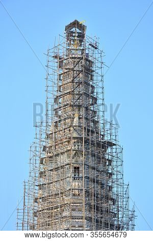 Bangkok, Th - Dec. 12: Wat Arun Central Tower Facade On December 12, 2016 In Bangkok, Thailand. Wat 