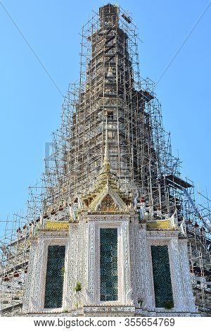 Bangkok, Th - Dec. 12: Wat Arun Central Tower Facade On December 12, 2016 In Bangkok, Thailand. Wat 