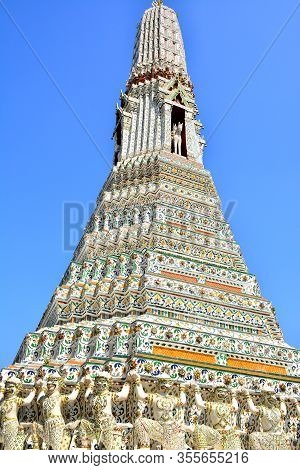 Bangkok, Th - Dec. 12: Wat Arun Facade On December 12, 2016 In Bangkok, Thailand. Wat Arun Or Temple